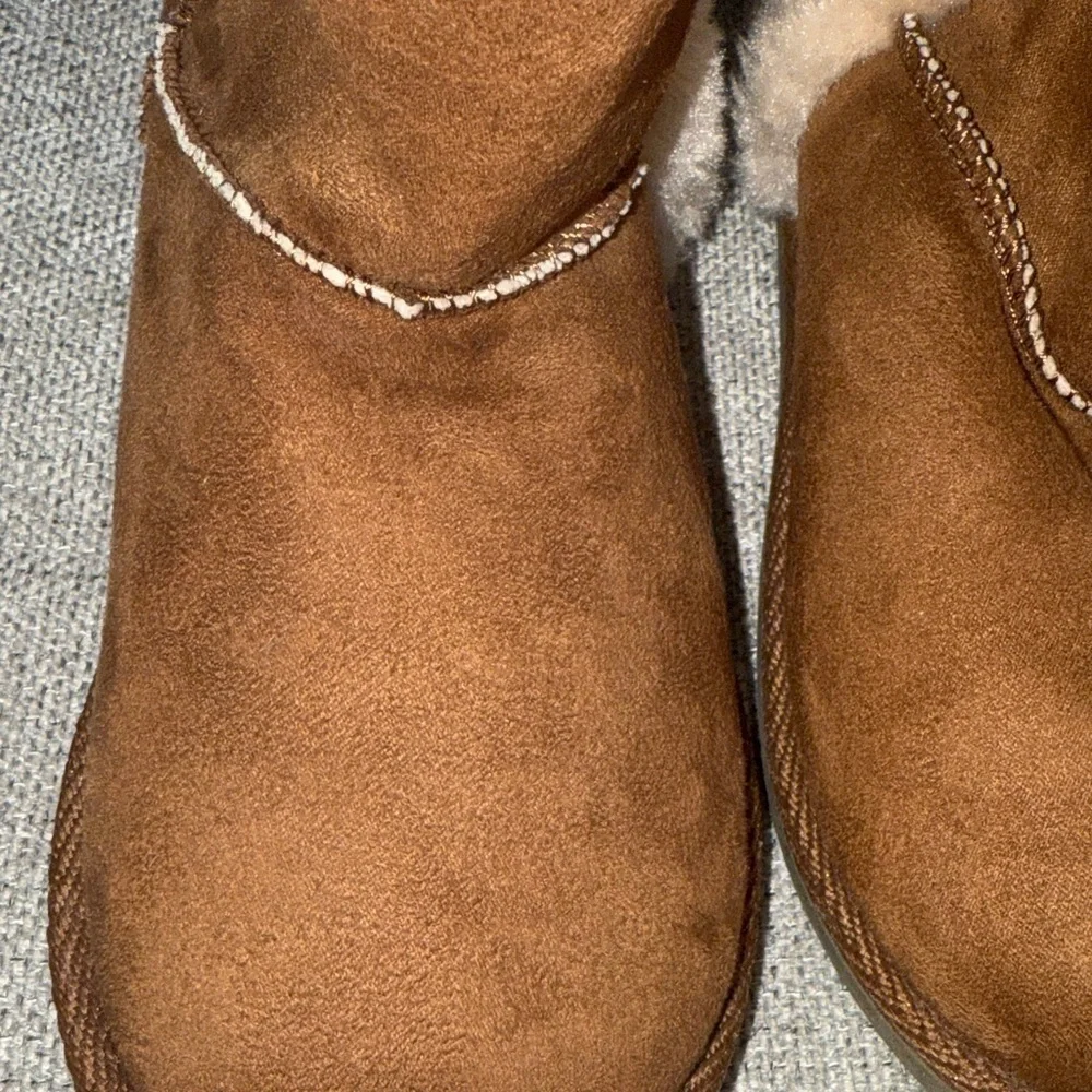 NWOT Cozy tan faux fur Lined suede like tall Boots
